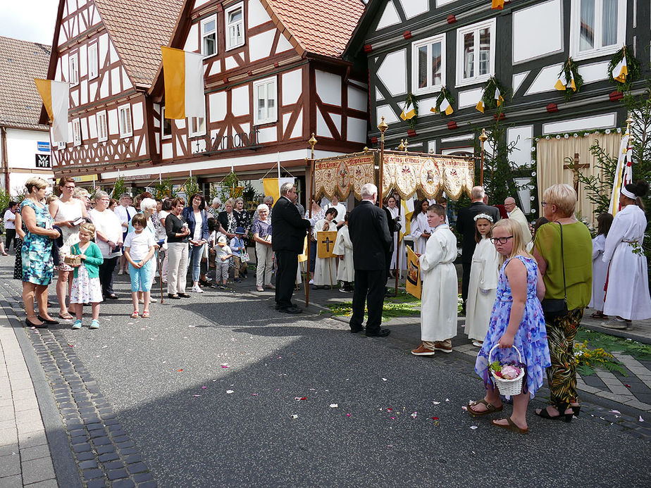 Fronleichnamsprozession durch die Straßen von Naumburg (Foto: Karl-Franz Thiede)